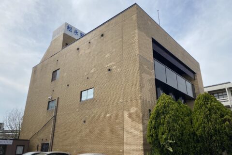 奈良県奈良市にある塾ビルのタイル修繕工事で新設タイルの施工の施工画像