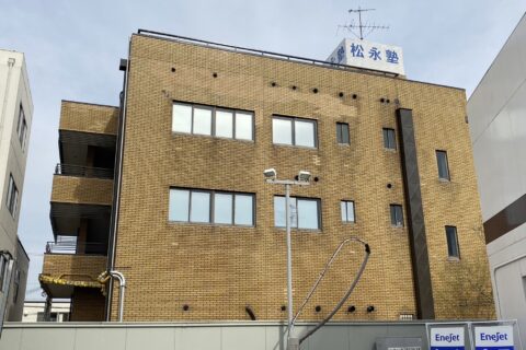 奈良県奈良市にある塾ビルのタイル修繕工事で新設タイルの施工の施工画像