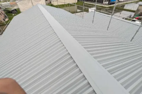 奈良県北葛城郡｜老朽化したスレート屋根を金属屋根で再生の施工画像