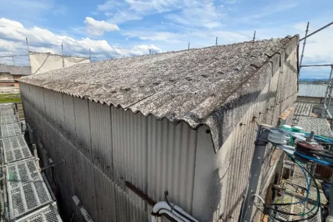 奈良県北葛城郡｜老朽化したスレート屋根を金属屋根で再生の施工画像
