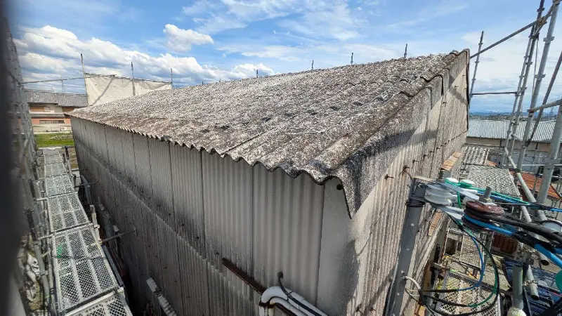 奈良県北葛城郡｜老朽化したスレート屋根を金属屋根で再生の画像